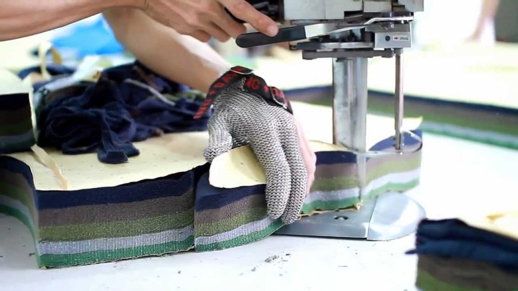 Việc cắt phải thủ công ngoài thiếu an toàn còn gây lãng phí vải